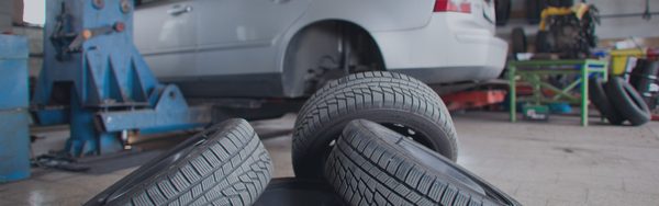 Mechaniker überprüft die Fahrzeugdiagnose auf dem Tablet